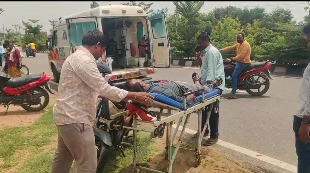 బస్సు ఆపకపోవడంతో ప్రయాణికుడికి గాయాలు