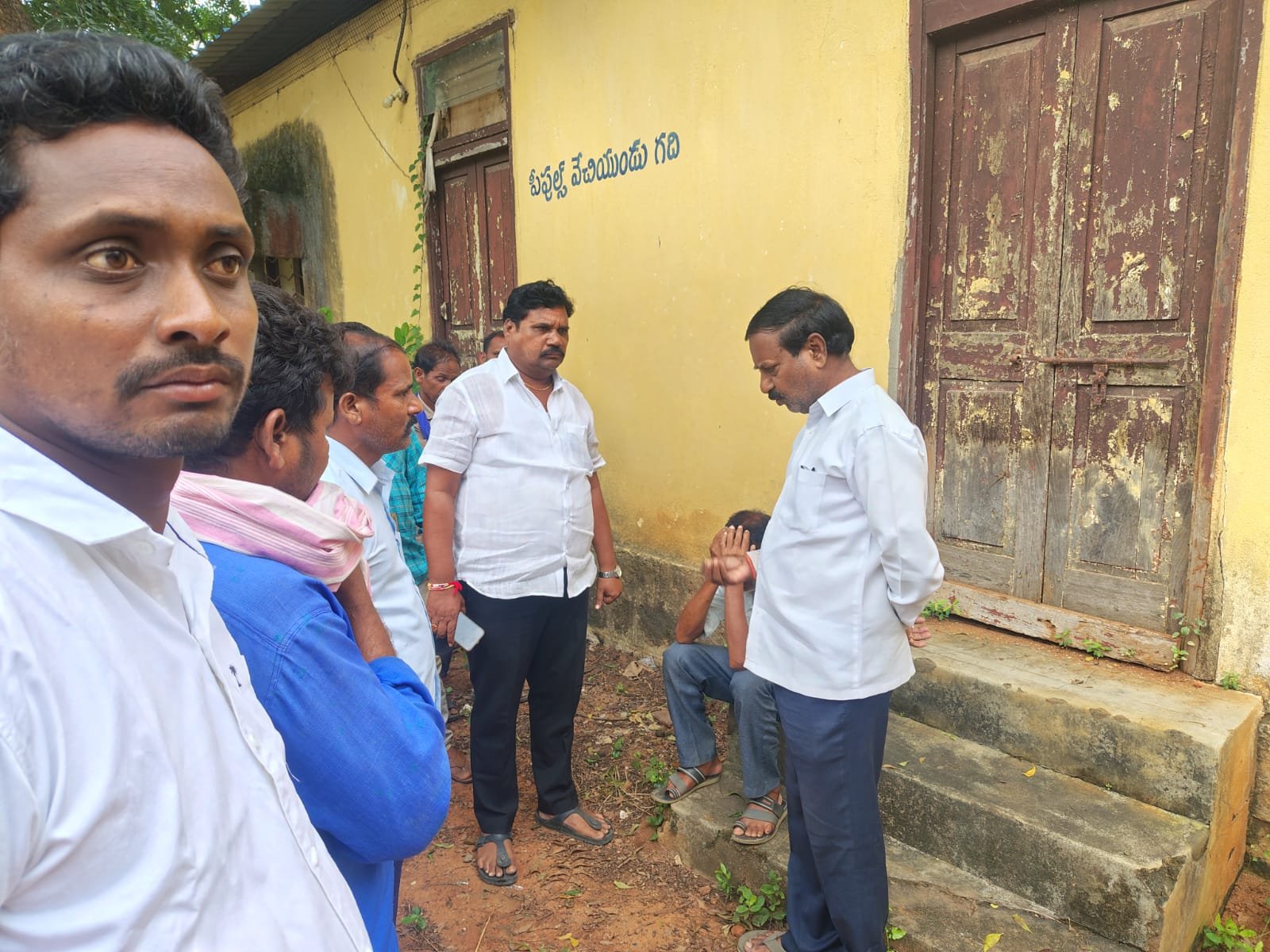మృతుల కుటుంబాలకు గ్రంథాలయ సంస్థ చైర్మన్ పరామర్శ*